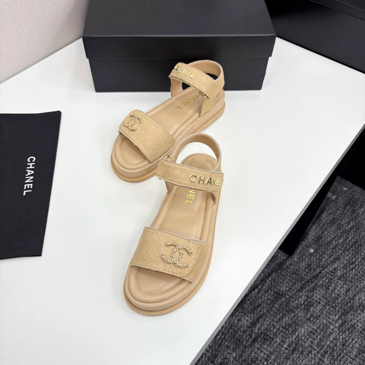 👟👟Ex-factory price 560👟👟Chanel Chanel's new early autumn thick-soled sandals are popular on catwalks on major social platforms. One of the most popular sandals at the moment. Soft and comfortable on the feet. Horsehair upper imported from Italy. Sheepskin feet. Original molded outsole Size: 35-40 (41 customized)